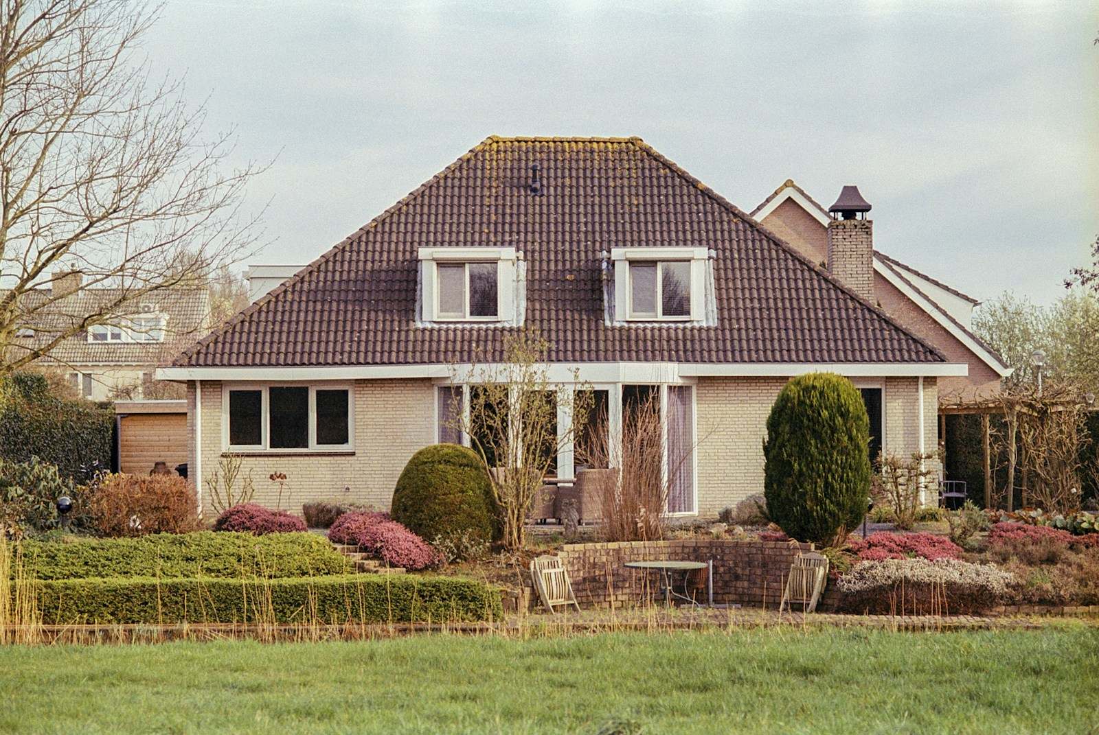 Vrijstaande woning met een pannendak en een verzorgde voortuin